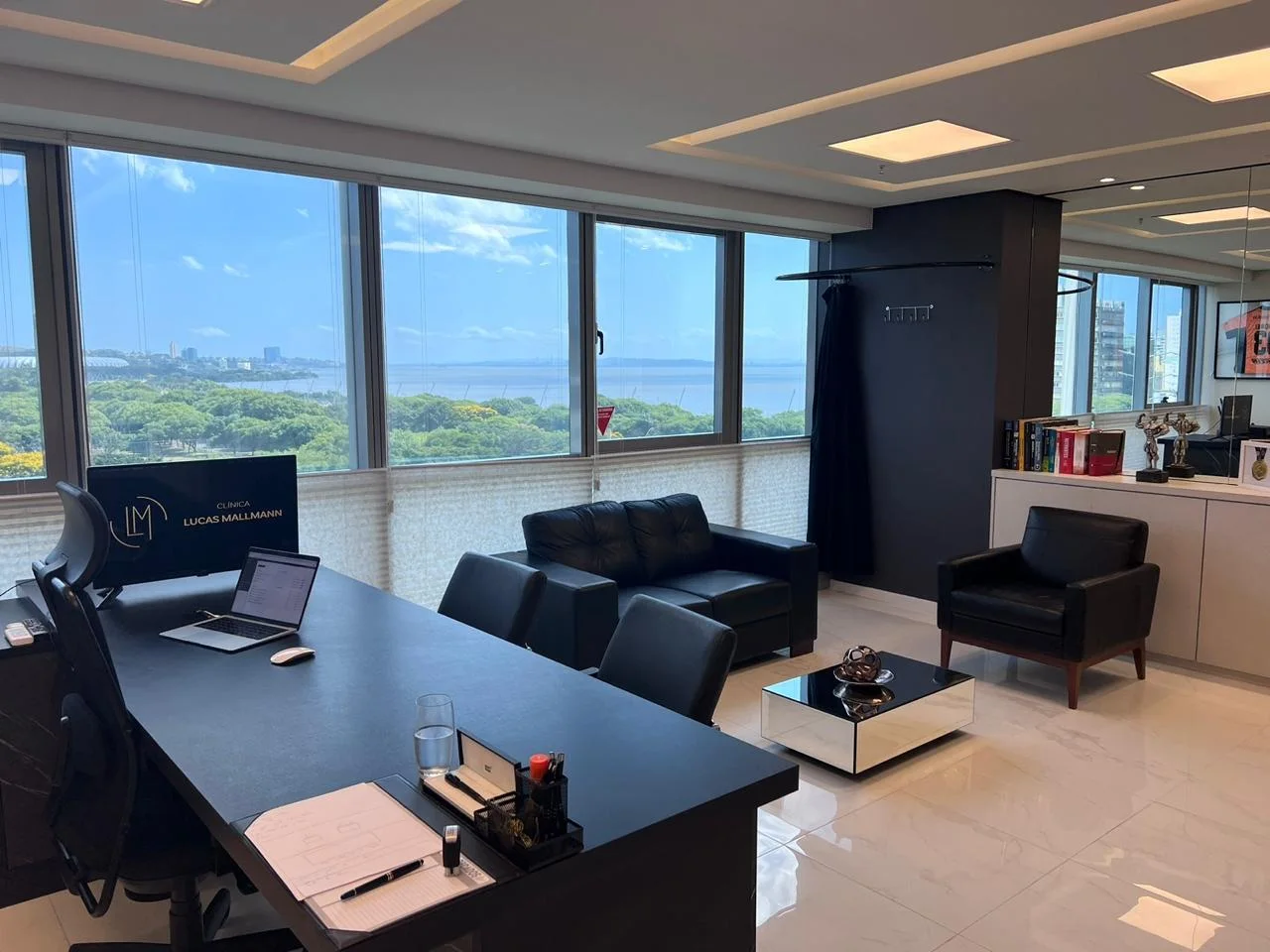 Sala de atendimento da Clínica Lucas Mallmann com vista para Porto Alegre