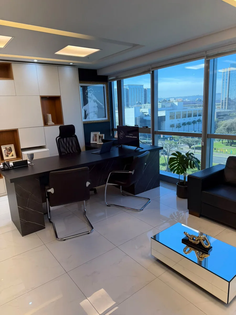 Consultório de Lucas Mallmann com vista para Porto Alegre