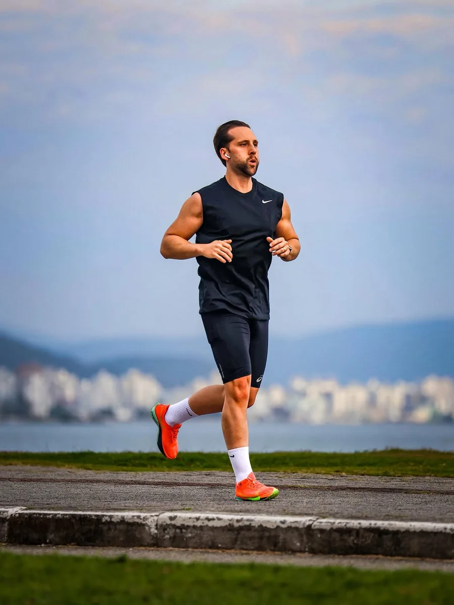 Lucas Mallmann durante uma corrida ao ar livre Lucas Mallmann durante uma corrida ao ar livre