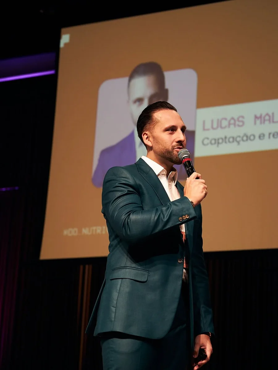 Lucas Mallmann apresentando uma palestra sobre nutrição